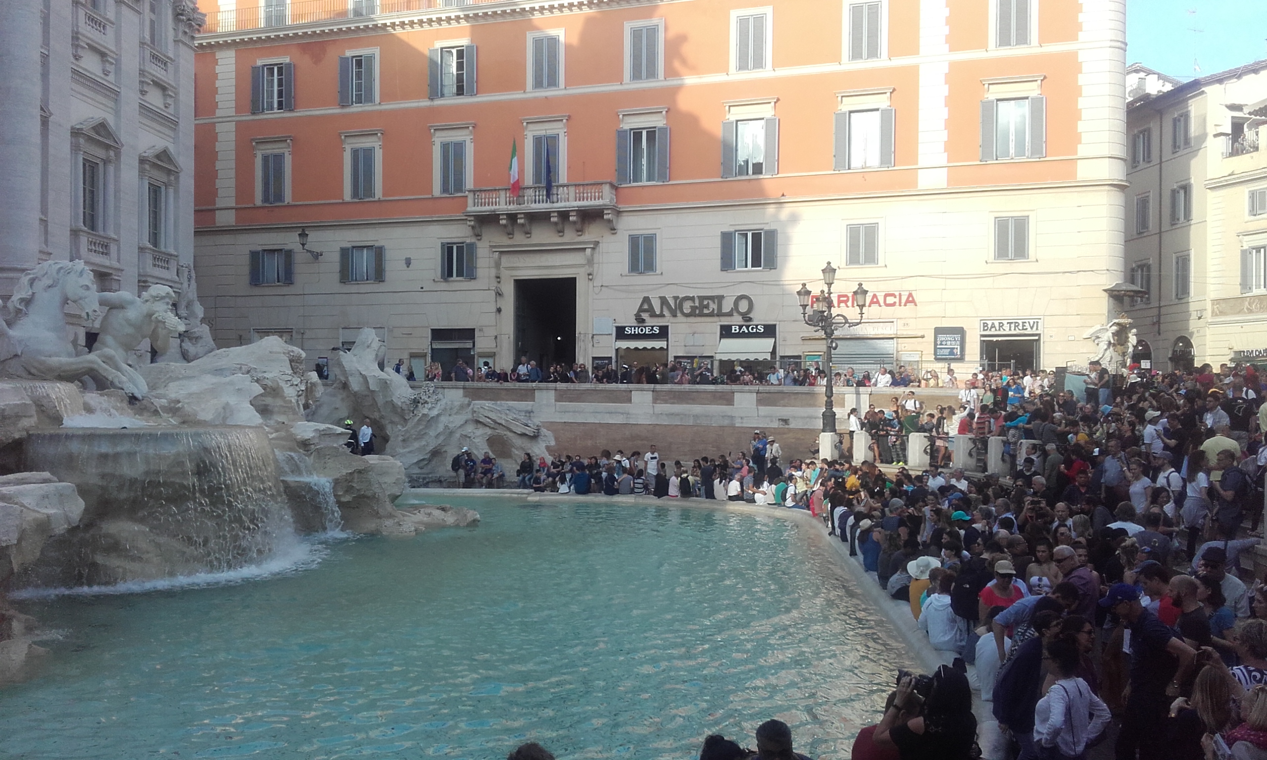 Aglomeración de turistas en la Fontana di Trevi