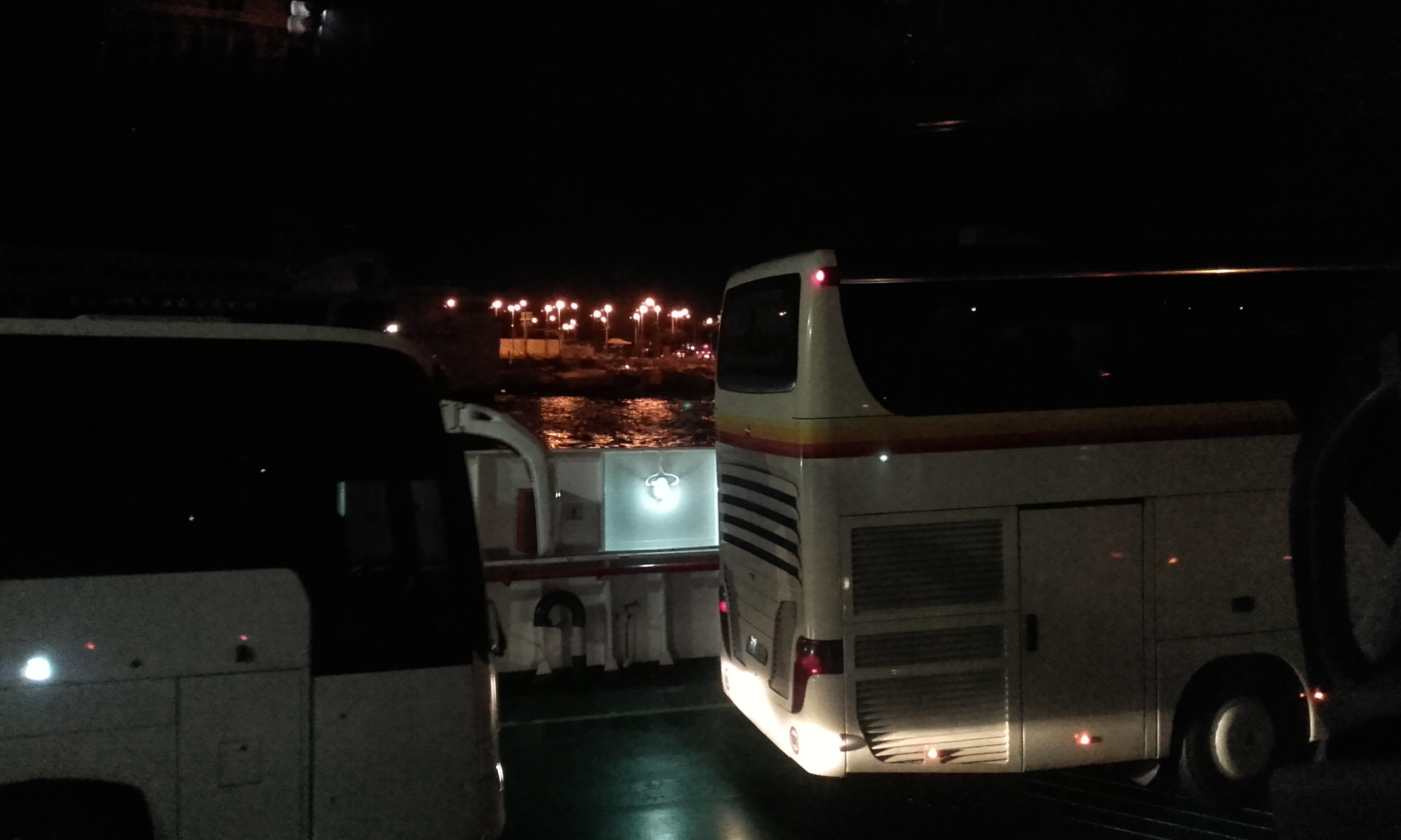 Los autobuses en el parking del ferry