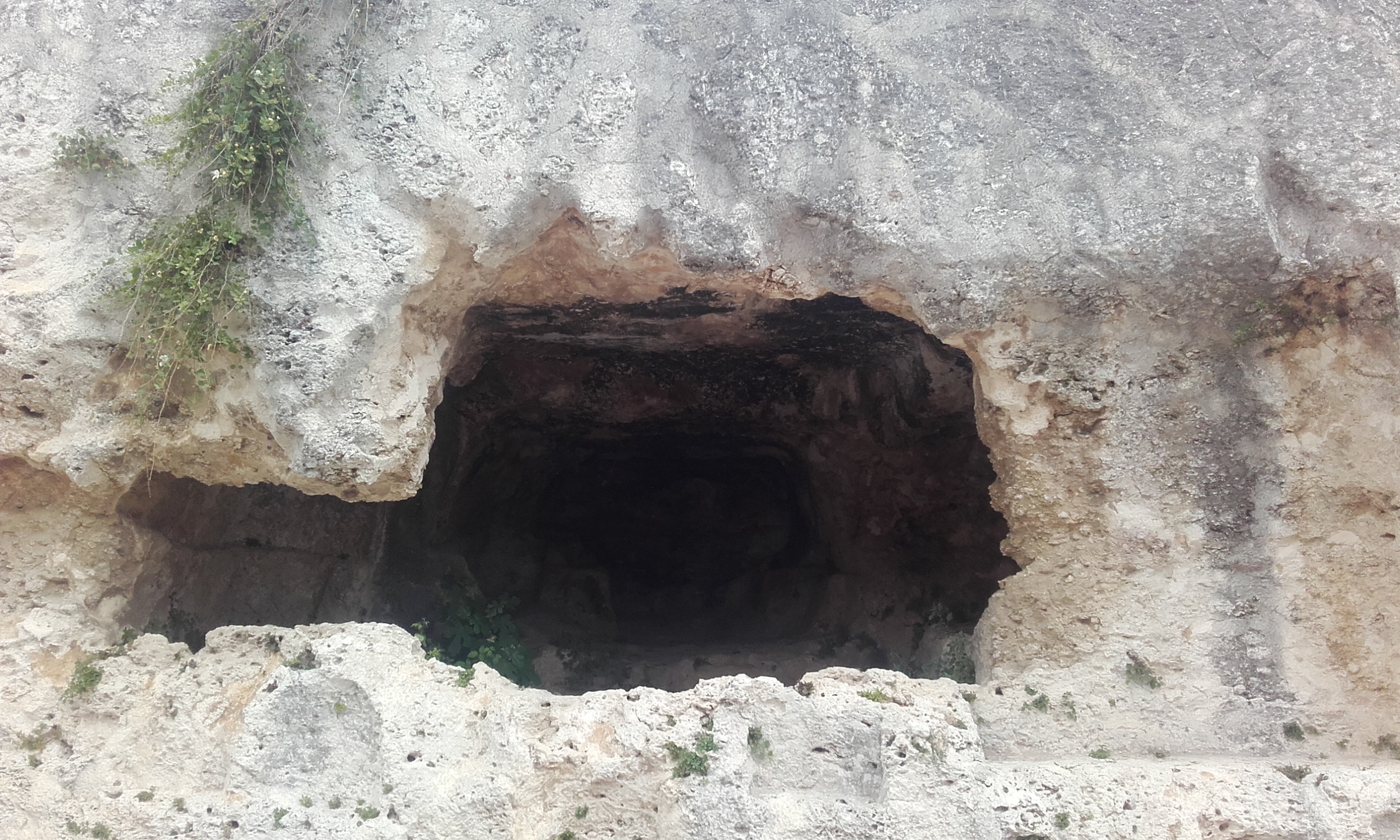 Tumba excavada en la roca