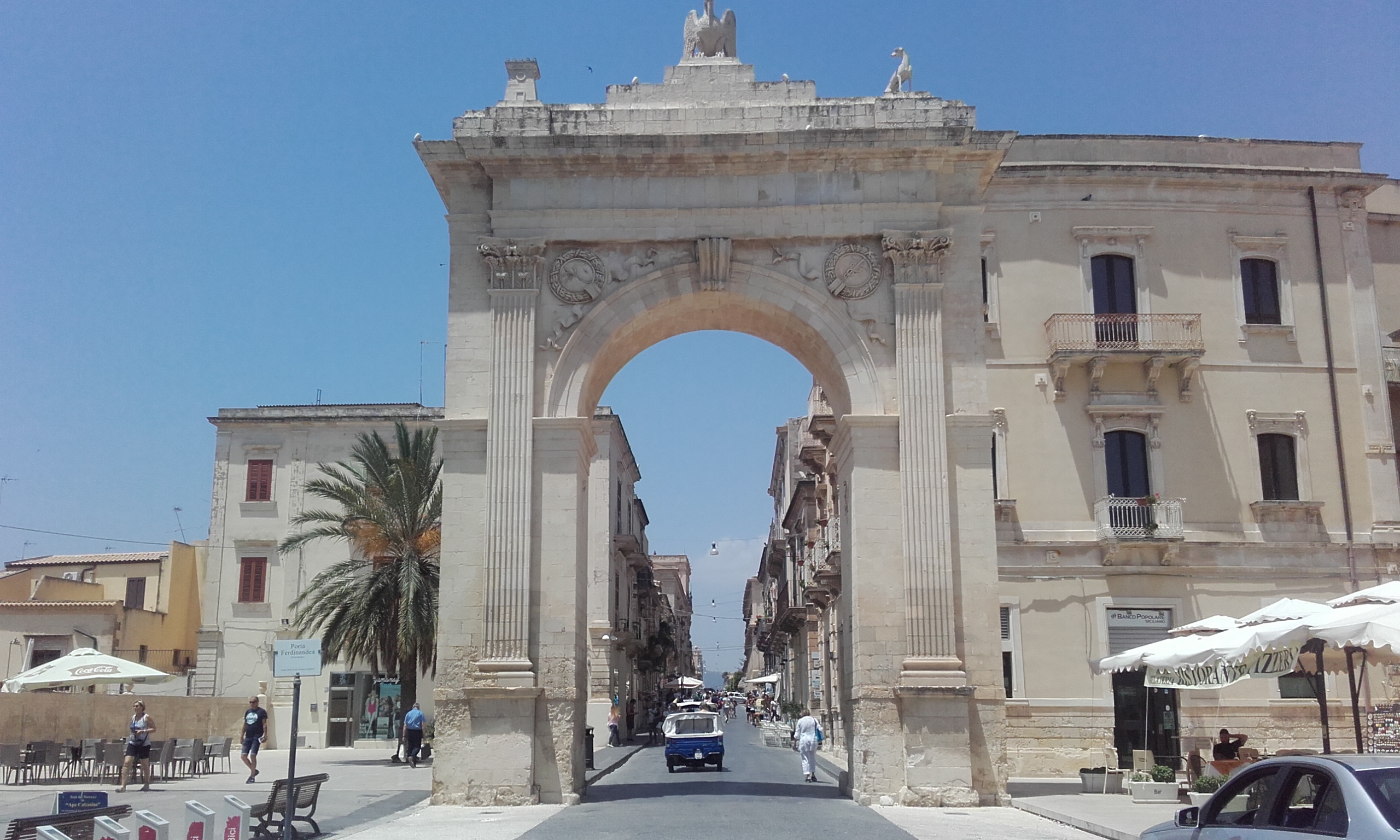 La Porta Reale que da la bienvenida al Corso Vittorio Emanuele