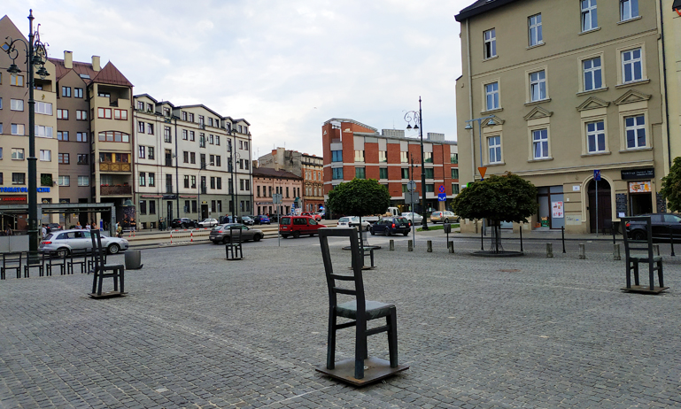 Monumento de sillas de Roman Polanski