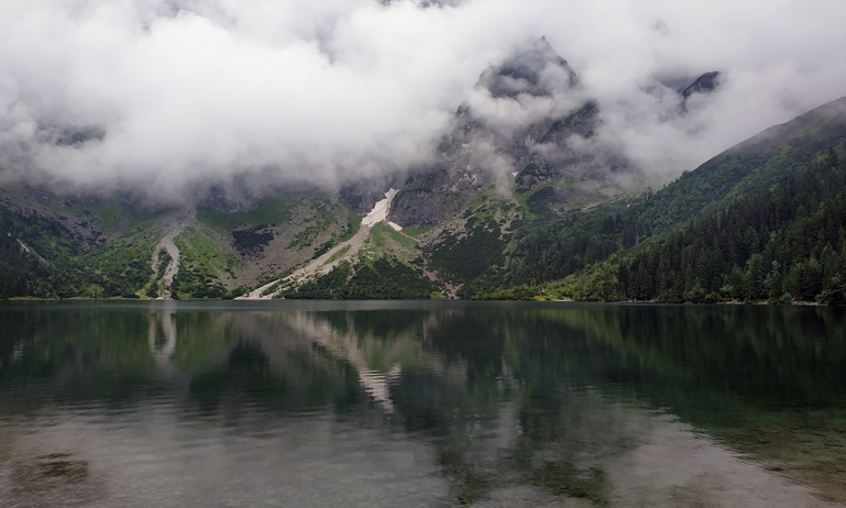 El reflejo de las montañas en el lago