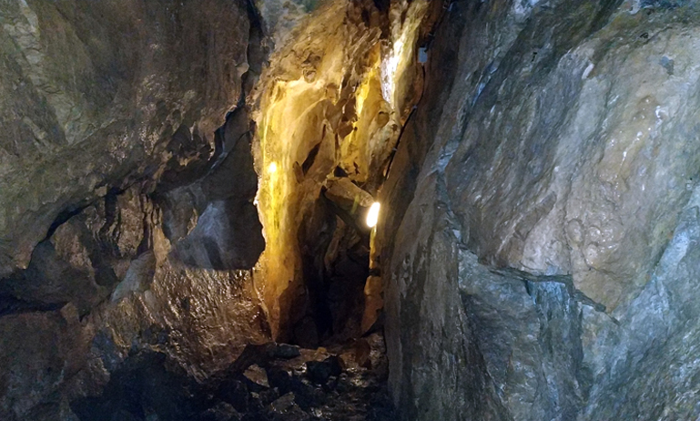 Jaskinia Mroźna, la primera de las cuevas