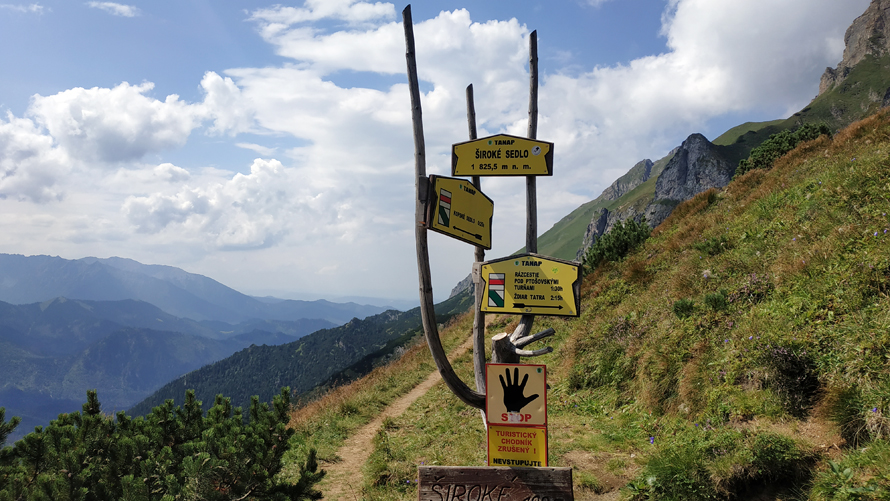 Indicaciones de los trails y advertencia de camino cerrado a los turistas