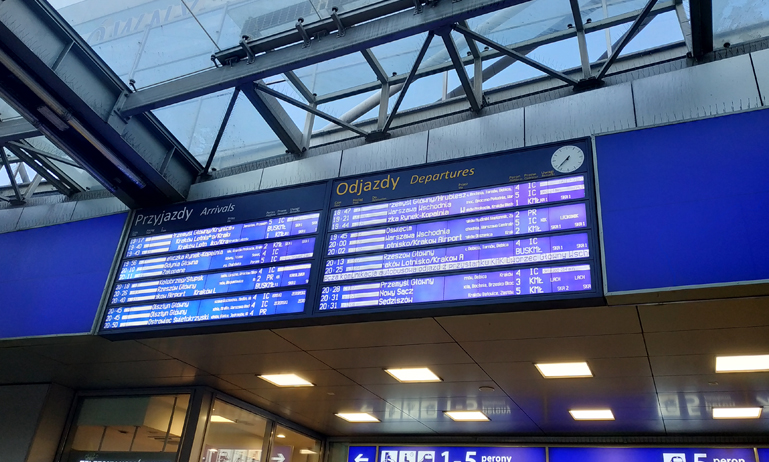 Panel con las salidas de los trenes en la estación de Cracovia