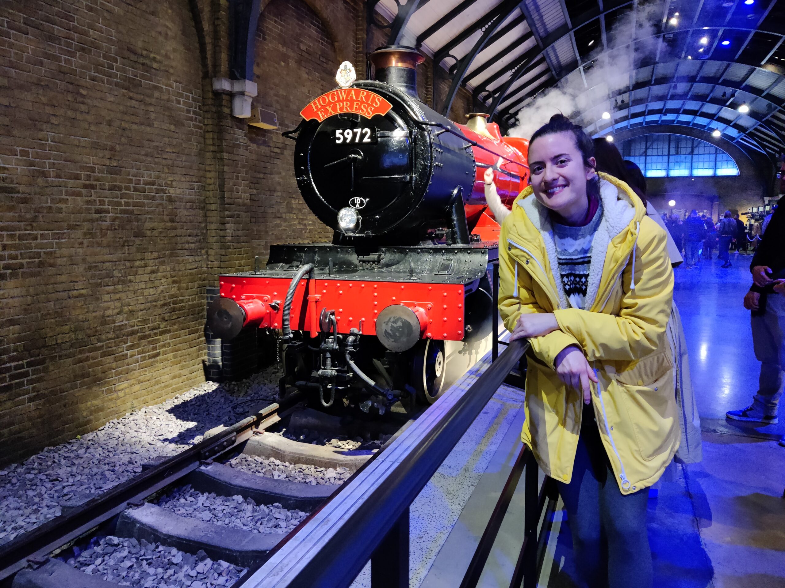 Raquel, autora de "Pottergod", en el Hogwarts Express en Londres.